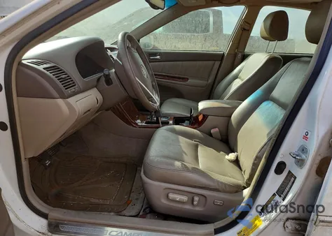 2005 Toyota Camry Le z USA, uszkodzony, nr VIN 4T1BF30KX5U084236